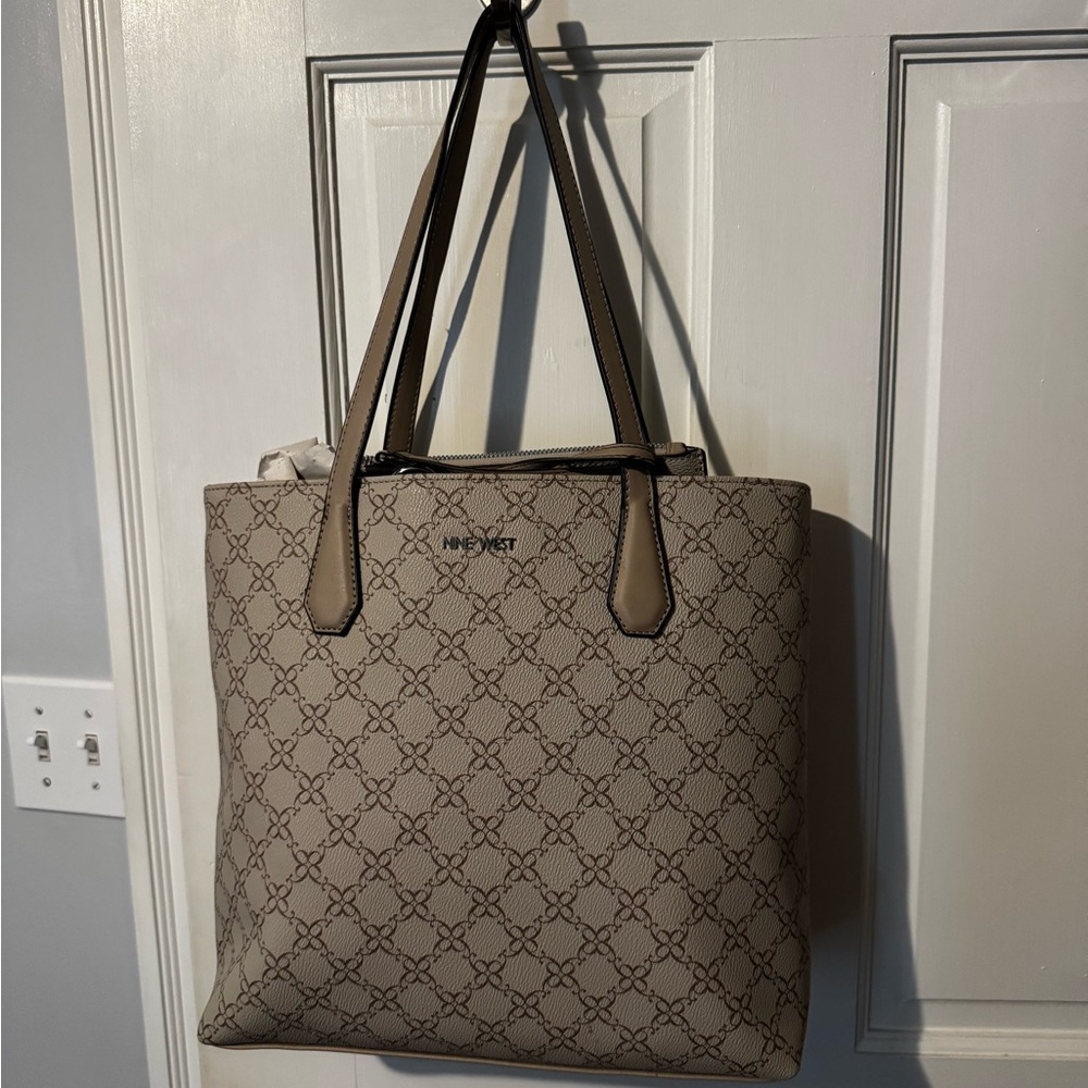 Brand new Nine West purse never been used